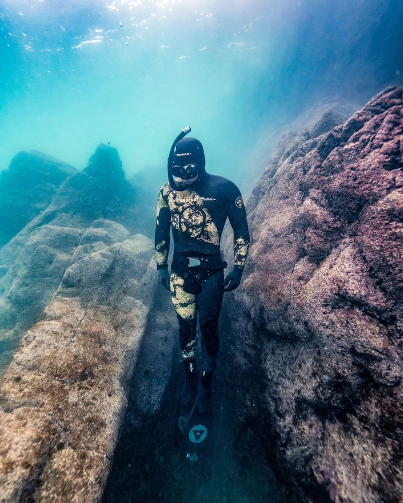 diver underwater wearing alchemy v330pro carbon fins