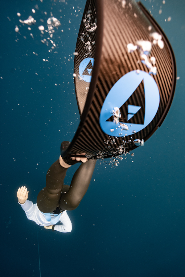 man freediving at sea with alchemy v3 carbon fins